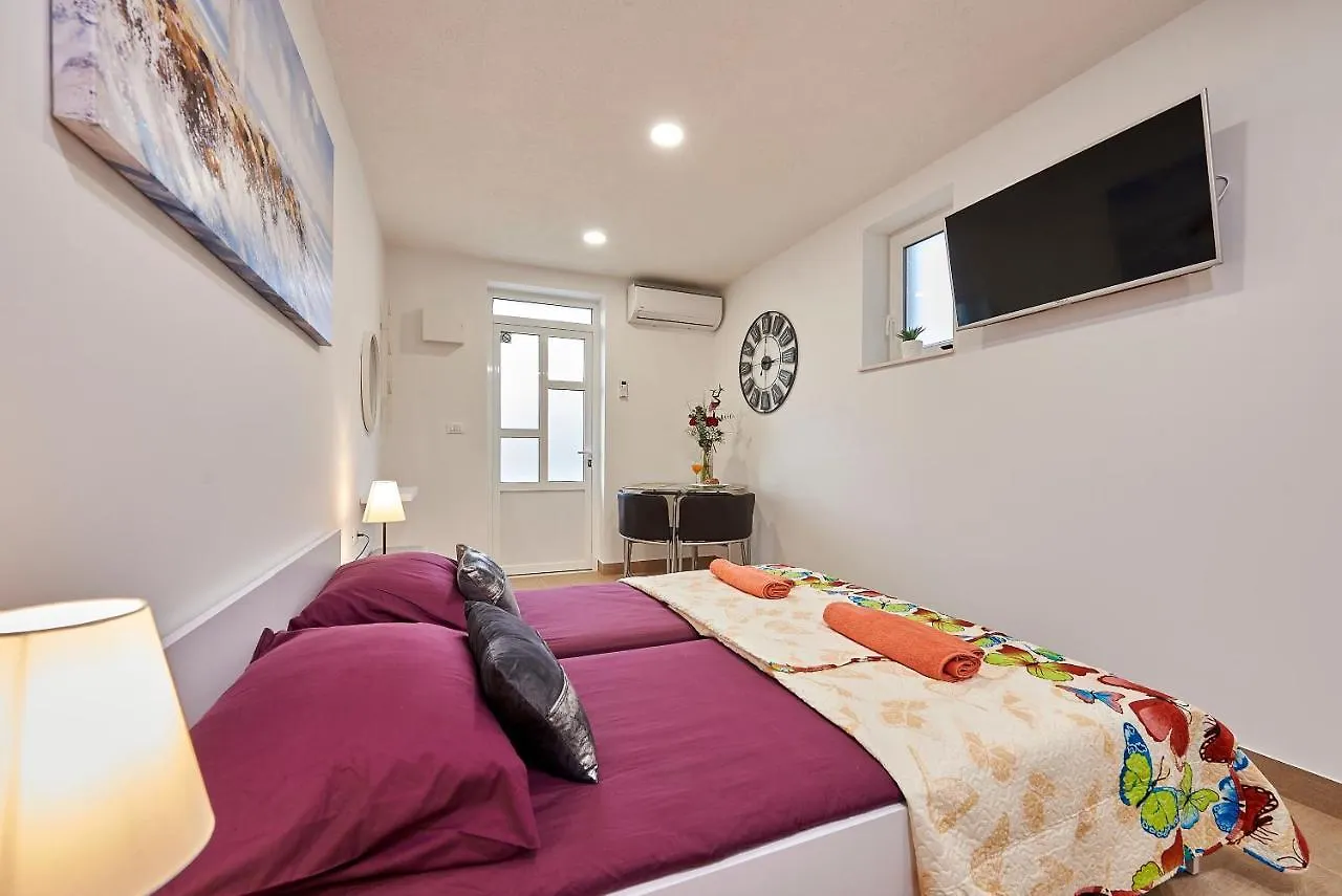Studio Apartment Bascan Trogir